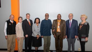 Georgetown alums pose with Dr. 罗杰·沃德，哲学教授.